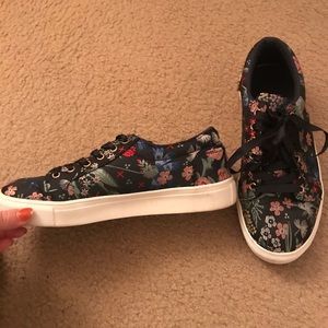 Floral printed casual shoes